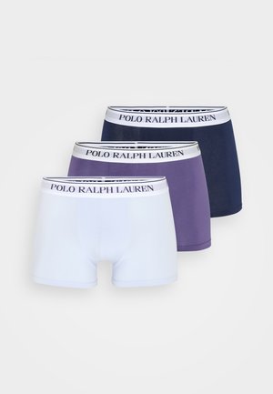 Três pares de boxers masculinos em branco, roxo e marinho, com uma cintura branca onde está impresso em preto "POLO RALPH LAUREN".