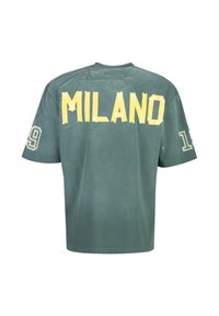 Groene katoenen t-shirt met korte mouwen. De achterkant heeft "MILANO" in het geel, en "19" en "14" in het grijs op de mouwen. Zachte textuur, ontspannen pasvorm.