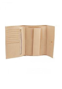 Portafoglio beige con diversi scomparti per carte, un comparto con cerniera e tasche piatte. Texture liscia con cuciture semplici e chiusura a scatto in metallo.