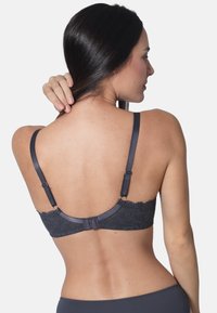 Dunkelgrauer Spitzen-BH mit verstellbaren Trägern, Hakenverschluss und floralen Musterdetails. Weicher Stoff und glatte Textur.