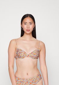 Top de bikini floral com aros, apresentando um padrão multicolorido de pequenas flores, alças ajustáveis e uma textura de tecido suave.