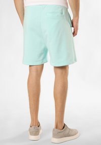 Lichtblauwe katoenen shorts met een elastische tailleband en achterzak, met een ontspannen ontwerp en een gladde textuur.
