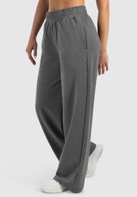 Grå sweatpants med en afslappet pasform, elastisk talje, sidelommer og subtilt broderet logo. Fremstillet af blødt, tekstureret stof.