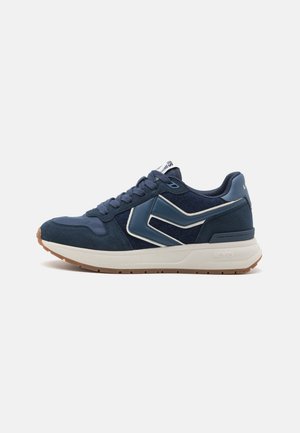 Marineblaue Sneakers aus Wildleder und Mesh-Materialien, mit einem weißen und dunkelblauen Logo, strukturierten Schnürsenkeln und einer Gummisohle.