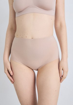Beige høytalere truser laget av glatt stoff, med sømløst design og en komfortabel elastisk midjebånd, minimal detaljering.