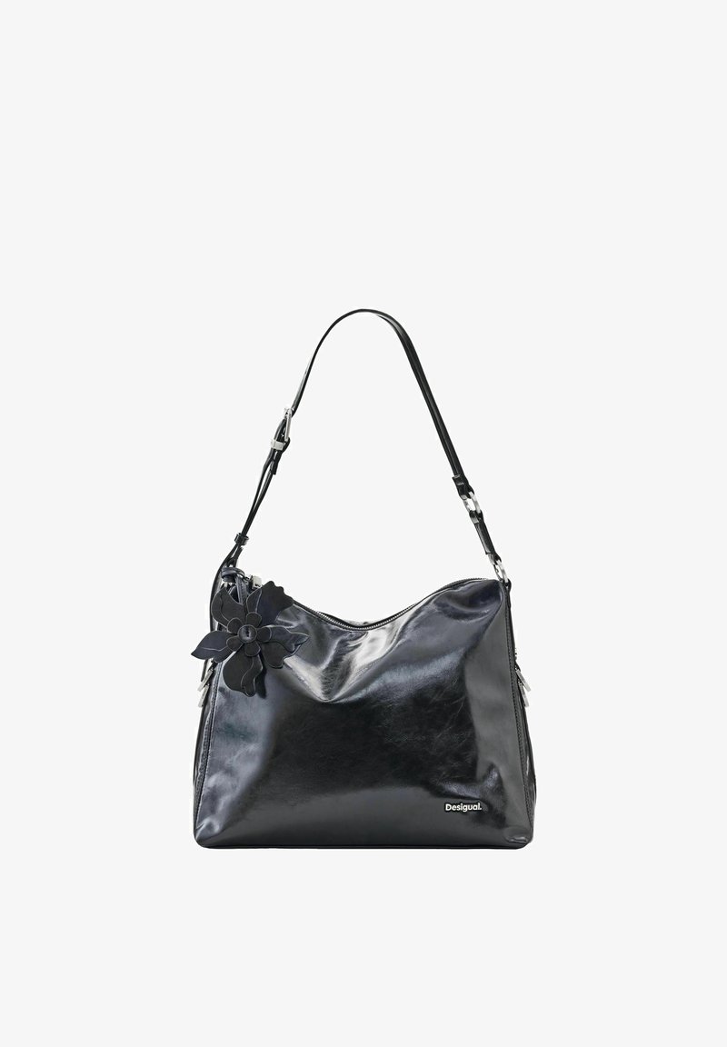 Borsa a tracolla nera lucida con tracolla regolabile, fiore decorativo nero sul lato e piccolo logo bianco "Desigual" in basso a destra.