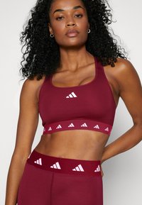 adidas Performance POWERREACT MEDIUM-SUPPORT TECHFIT - Športni modrček s srednjo podporo - shadow red   linen