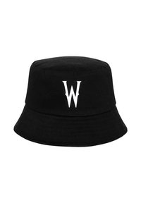 Sombrero negro de cubo hecho de algodón, con un ala ancha y un destacado logo blanco "W" en la parte frontal. Textura suave y forma estructurada.