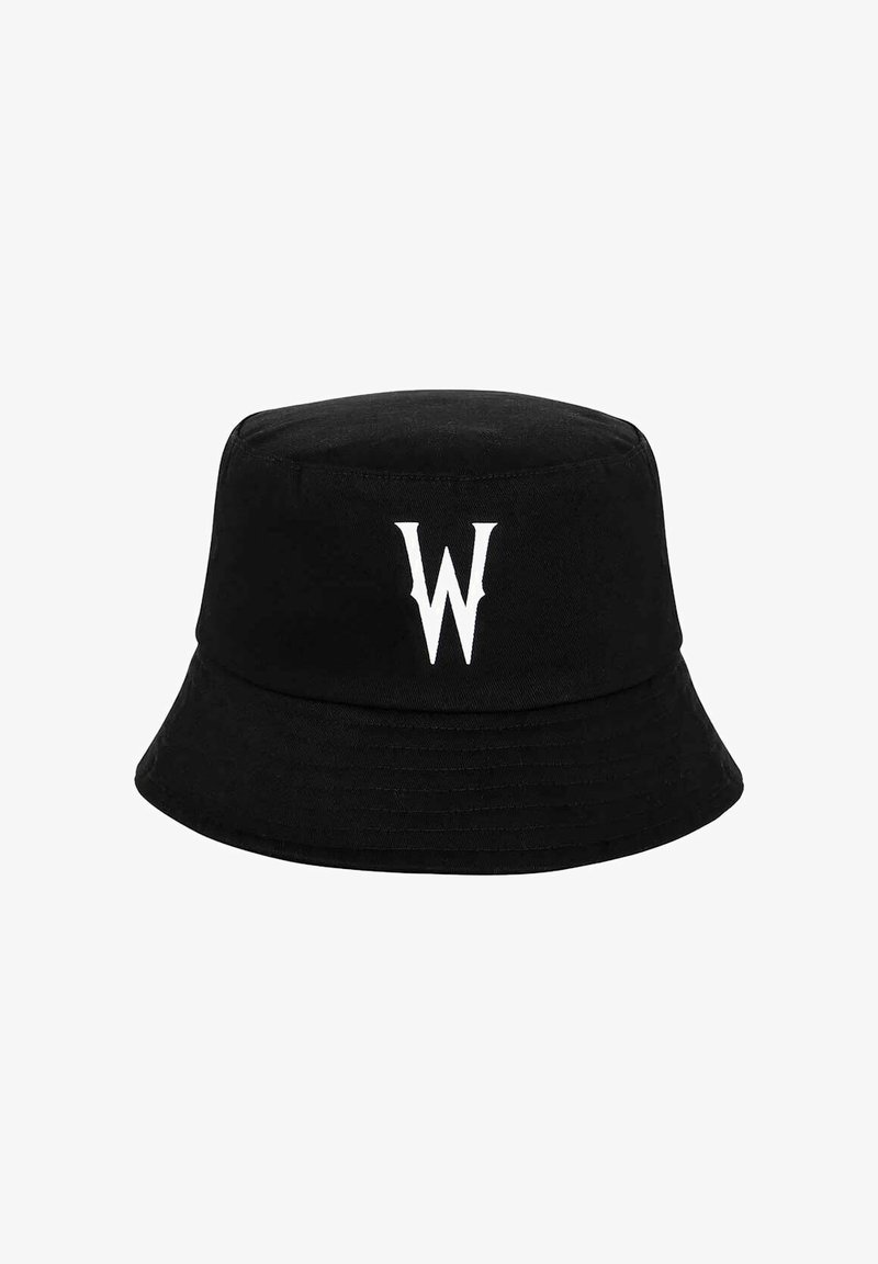 Sombrero negro de cubo hecho de algodón, con un ala ancha y un destacado logo blanco "W" en la parte frontal. Textura suave y forma estructurada.