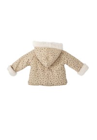 Chaqueta de niño pequeño en color beige con patrón de cuadros negros, capucha y ribete de piel sintética blanca en la capucha y en los puños de las mangas, mostrada desde atrás.