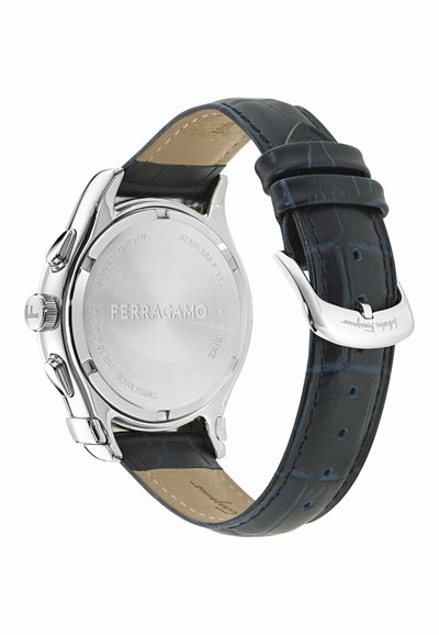 Ferragamo sat sa stražnjim dijelom od nehrđajućeg čelika, crnim remenom od kože s plavim šavovima i ugraviranom srebrnom kopčom.