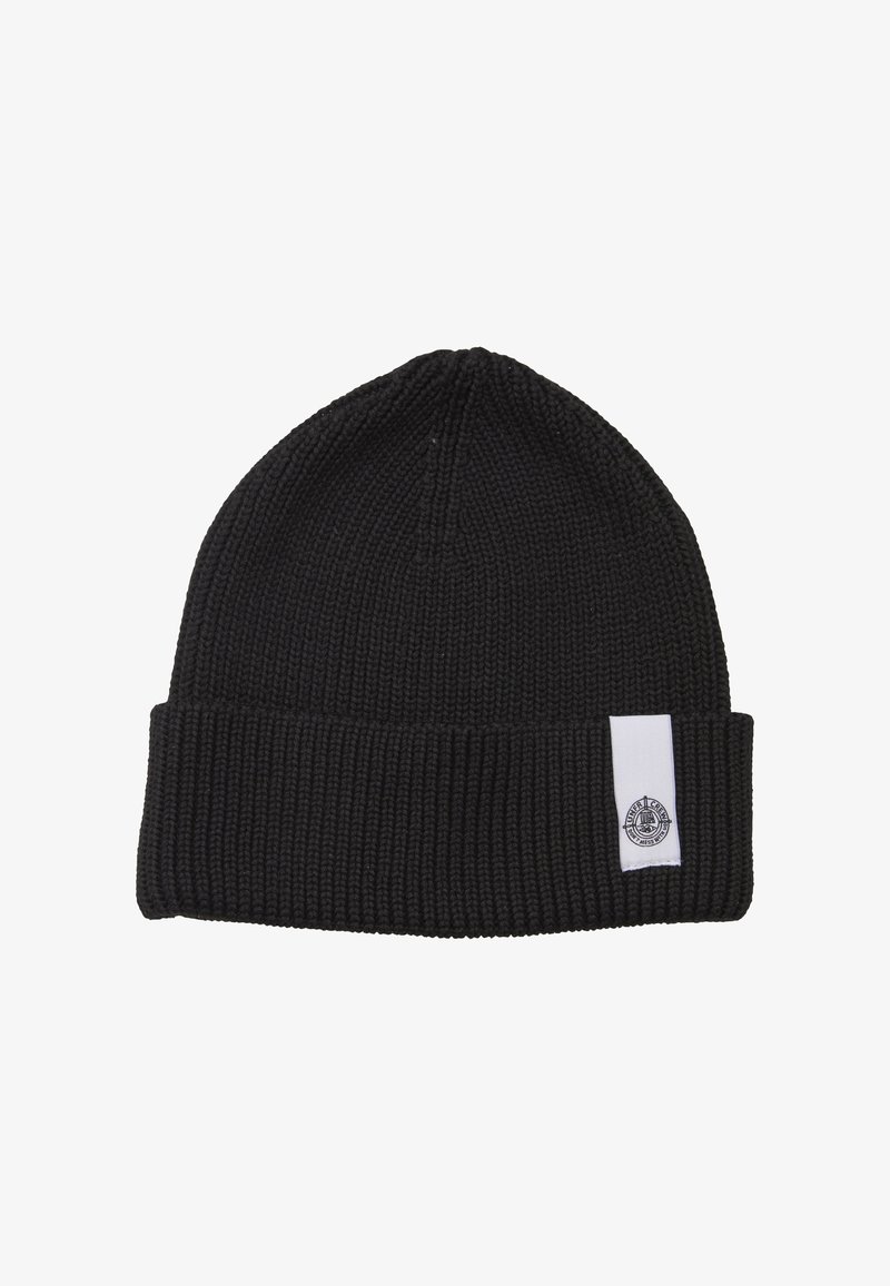 Čierna pletená čiapka s rebrovanou textúrou, s preklopeným lemom a bielou štítkou s logom na boku.