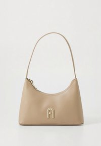 Bež usnjena torbica z ukrivljeno silhueto in enim pasom za čez ramo. Na sprednji strani ima zlato reliefni logotip in zapiranje z zadrgo.