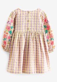 Robe à manches longues pour enfants avec motif à carreaux violet et jaune, boutons en bois dans le dos, et broderie florale colorée sur les manches.