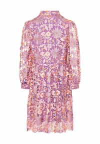 Violetinė nėriniuota suknelė su rožių ir apelsinų spalvų gėlių siuvinėjimu. Suknelė turi ilgas rankoves, apykaklę ir sluoksniuotą volaną. Skaidrus dizainas.