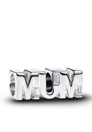 Pendentif en argent épelant "MAMAN" avec trois pierres précieuses rectangulaires claires incrustées dans chaque lettre, surface polie et réfléchissante.