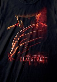Černé tričko s potiskem grafiky drápové rukavice a klobouku postavy, s červenými a oranžovými akcenty, text zní „NOČNÍ MŮRA NA ELM STREET.“