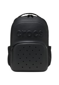 Zwarte Crocs rugzak met een textuurovervlak, voorvak met rits en ventilatiegaten, en een handvat aan de bovenkant.