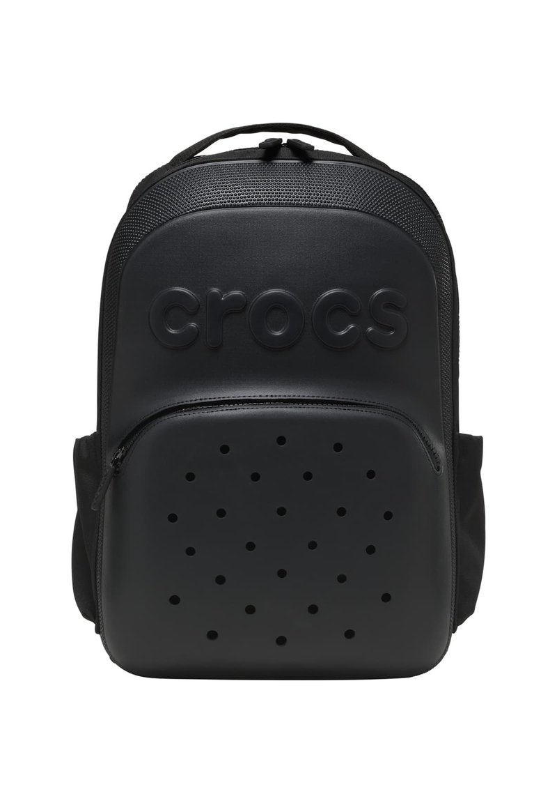 Zwarte Crocs rugzak met een textuurovervlak, voorvak met rits en ventilatiegaten, en een handvat aan de bovenkant.
