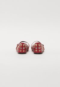 Steve Madden REJOICE - Ballerines - red/silgld