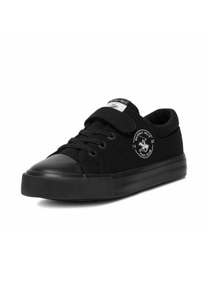 Svart låg sneaker med snörning och kardborreband, med Beverly Hills Polo Club-logotyp på sidan och tungan.