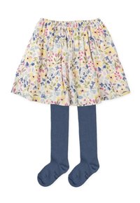 Falda floral con cintura elástica, con colores pastel y patrones intrincados. Combinada con medias azul oscuro, hechas de una tela suave.