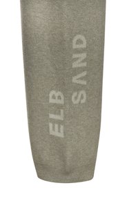 Olive roheline kudumipusa, millel on lõdvestatud istuvus, soonikkoes mansetid ning sõna "SAND" heledas trükis varruka ääres. Pehme tekstuur.