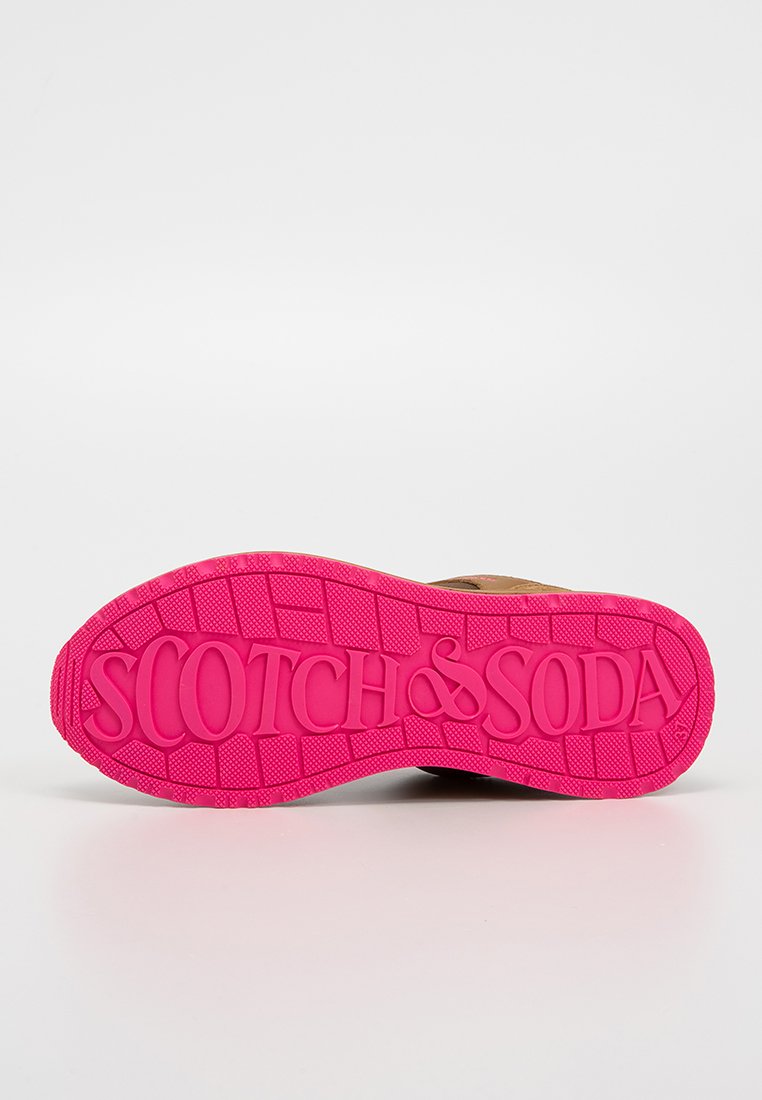 Suela de zapatilla en goma rosa brillante, con un patrón de agarre texturizado. El nombre de la marca "SCOTCH & SODA" está grabado de manera prominente.