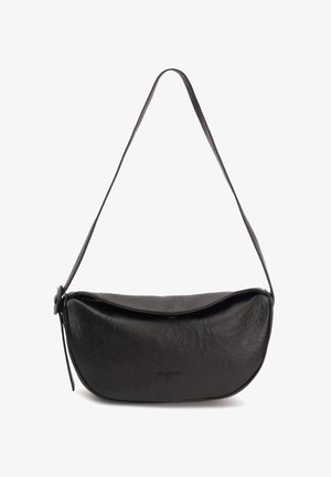 Sac à épaule en cuir noir avec une forme incurvée, un dessus plat et une seule sangle. Surface texturée et détail de logo subtil à l'avant.