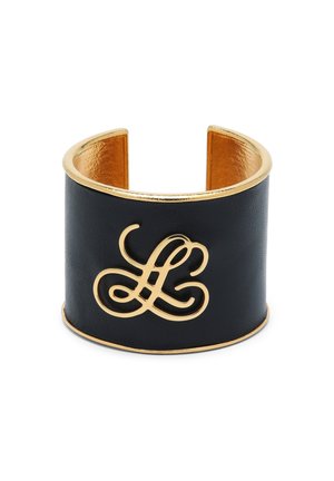 Large bracelet manchette en cuir noir avec bord doré et un logo double-L orné entrelacé en or à l'avant.