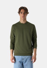 Felpa verde oliva con collo a giro e maniche lunghe, caratterizzata da un design elegante, una texture liscia e polsi a costine.