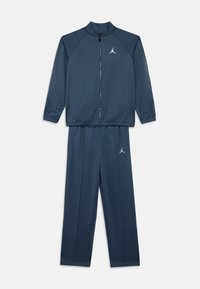 Σετ αθλητικής φόρμας σε ναυτικό μπλε με ζακέτα με φερμουάρ και παντελόνι, με λευκό λογότυπο Jumpman στο στήθος και στο μηρό.