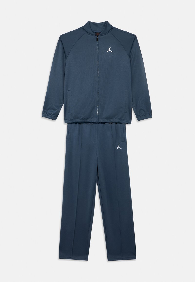 Σετ αθλητικής φόρμας σε ναυτικό μπλε με ζακέτα με φερμουάρ και παντελόνι, με λευκό λογότυπο Jumpman στο στήθος και στο μηρό.