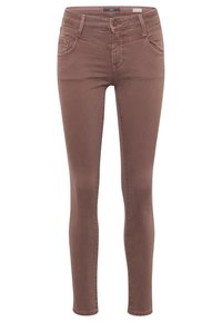 Jeans ajustados marrones con una textura suave, diseño de cinco bolsillos y cierre frontal con botón. Presentan presillas para el cinturón y detalles de costura.