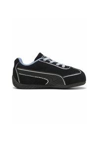 Adidași din suede negru cu șireturi gri deschis, având accente de cusătură albă și o talpă din cauciuc texturat negru, cu un design low-profile și aerodinamic.