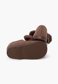 Bottes en suede marron avec un bout arrondi, une texture douce et une semelle en caoutchouc. Le design présente un accent en nœud à l'arrière et une fermeture éclair sur le côté.