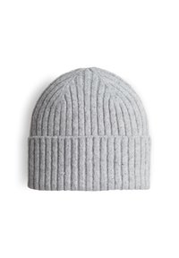 Hellgraue, gerippte Strickmütze mit umgeschlagenem Saum, strukturiertem Wollstoff und subtilen, glitzernden Details, isoliert auf weißem Hintergrund.
