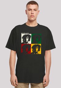 Schwarzes Baumwoll-T-Shirt mit einem Grafikdesign, das vier farbige Porträts zeigt und den Text "MARLEY" darüber. Die Farben umfassen Rot, Grün und Gelb.