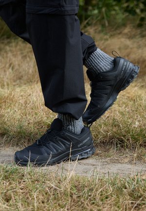 XA PRO 3D V9 WIDE - Maastojuoksukengät - black/phantom/pewter