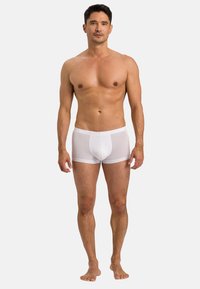 Valkoiset puuvillabokserit, joissa on muotoiltu design. Ominaisuuksiin kuuluu pehmeä vyötärö ja sileä tekstuuri, jotka tarjoavat mukavan istuvuuden.