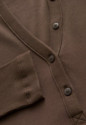 Brauner gerippter Cardigan mit V-Ausschnitt, vier Knöpfen und einer Fronttasche, auf einem neutralen Hintergrund gezeigt.