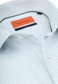 Lichtblauw en wit geruit overhemd met een button-down kraag, gemaakt van stof met een subtiele textuur. Inclusief een merklabel aan de binnenkant.