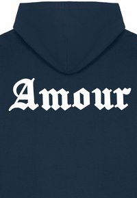 Hoodie bleu marine avec un grand texte blanc dans un style gothique sur le dos, indiquant "Amour". Texture douce, avec une capuche à cordon.