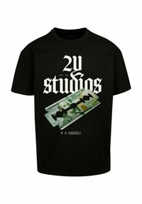 Melnas T-krekls ar lieliem baltiem burtiem "2V STUDIOS" un grafiku, kurā attēlots 100 dolāru rēķins ar stilizētu izgriezumu.