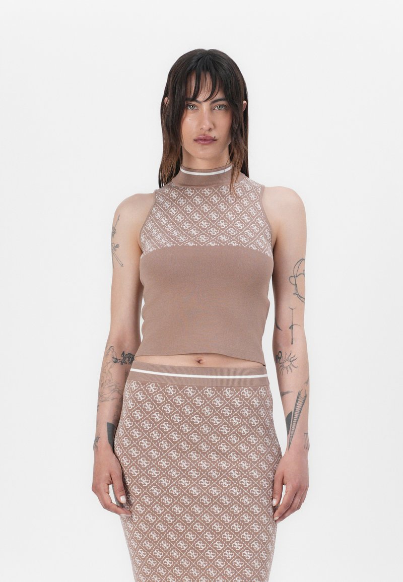 Top scurt tricotat de culoare maro, cu guler înalt, având un design subtil cu model alb; asortat cu o fustă mulată de aceeași culoare.