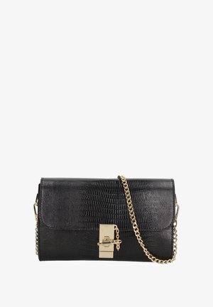 Zwarte neplederen clutch tas met krokodillenstructuur, gouden sluiting en kettingband. Rechthoekige vorm met een gladde afwerking.