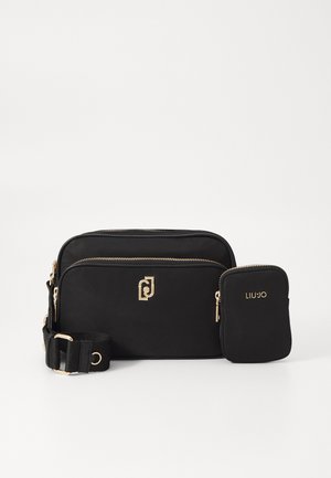 Borsa a tracolla in tessuto nero con inserti dorati, dotata di un dettaglio con logo, compartimenti con zip e un ulteriore sacchetto coordinato. Inclusa tracolla regolabile.