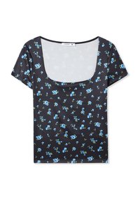 T-shirt nero a maniche corte con scollatura a girocollo e un motivo floreale con rose blu e foglie verdi su un tessuto liscio.