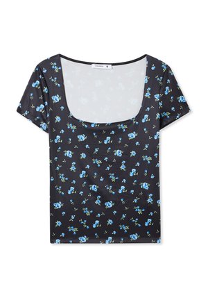 Czarna koszulka z krótkim rękawem z dekoltem w serek i kwiatowym wzorem z niebieskimi różami i zielonymi liśćmi na gładkim materiale.