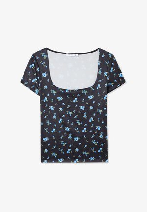 Czarna koszulka z krótkim rękawem z dekoltem w serek i kwiatowym wzorem z niebieskimi różami i zielonymi liśćmi na gładkim materiale.